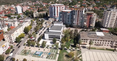 Rama publikon pamje nga Qendra e Artit “Vaçe Zela” në Lushnjë: Një hapësirë e re kulturore për qytetin