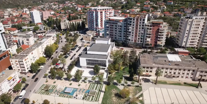 Rama publikon pamje nga Qendra e Artit “Vaçe Zela” në Lushnjë: Një hapësirë e re kulturore për qytetin