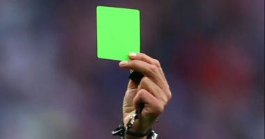 Futbolli “nxjerr” kartonin jeshil/ Për herë të parë në histori u përdor një risi e tillë