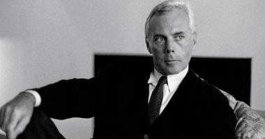 Lamtumira e fundit! Vdekja e Giorgio Armani grumbullon turmën jashtë selisë në Milano