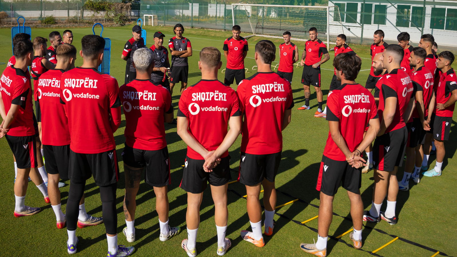 Kombëtarja stërvitet e plotë/ Trajneri Sylvinho zëvendëson të dëmtuarit dhe Bajramin