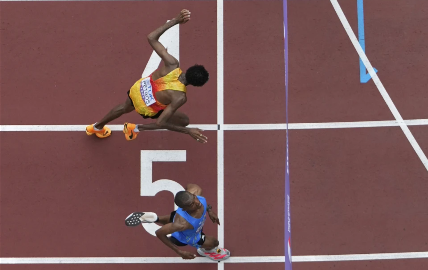 Maratonë me fotofinish/ Gara e çmendur në Botërorin e Atletikës, fitoi Simbu nga Tanzania