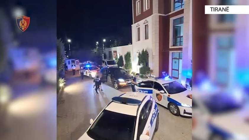 Trafik armësh drejt Anglisë/ Arrestohen dy persona në Tiranë, një tjetër shpallet në kërkim