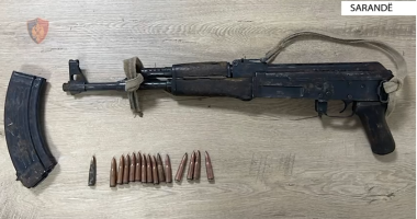Mbante fshehur në banesë një automatik, arrestohet 50-vjeçari në Sarandë