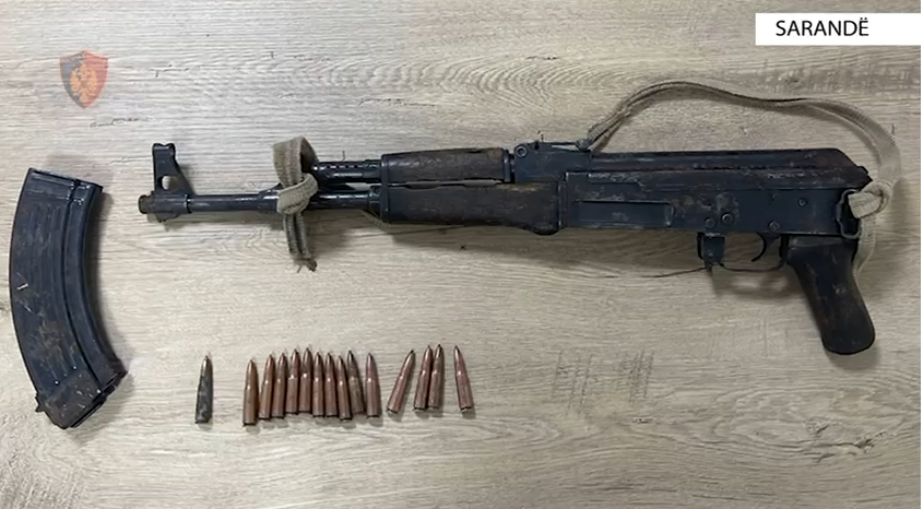 Mbante fshehur në banesë një automatik, arrestohet 50-vjeçari në Sarandë