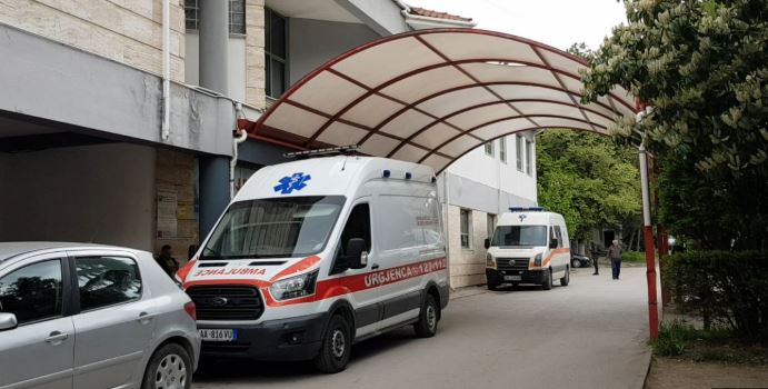 Konsumuan karamele që i gjetën në kosh mbeturinash/ Korçë, dërgohen në spital tre të mitur