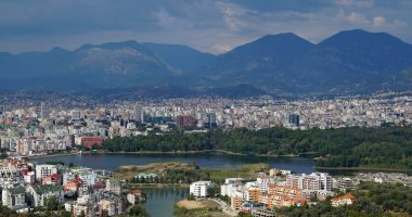 Mot i qëndrueshëm vijon të dielën, priten reshje të izoluara në lindje të vendit