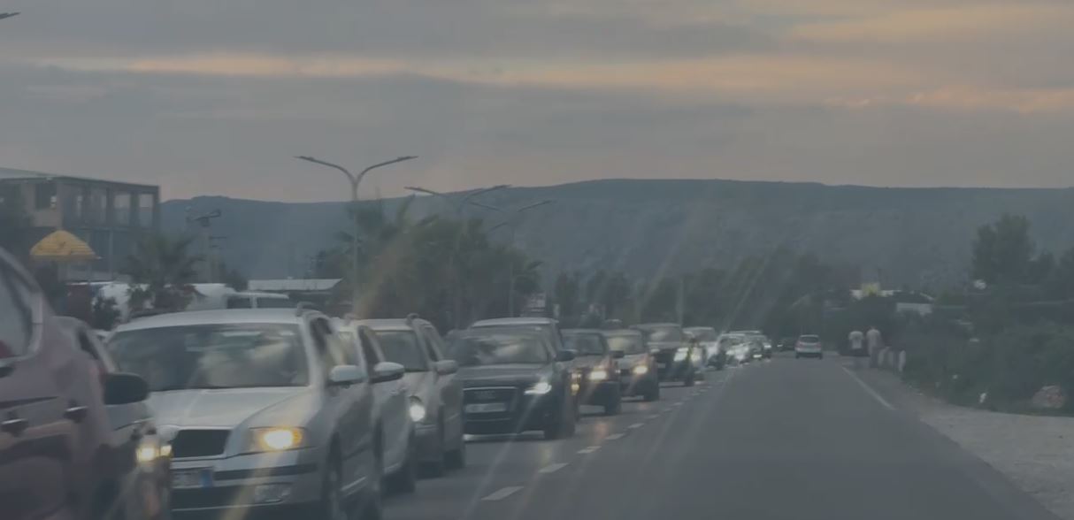 VIDEO/ Fundjava sjell fluks automjetesh në Lezhë, qarkullimi vështirësohet në disa akse