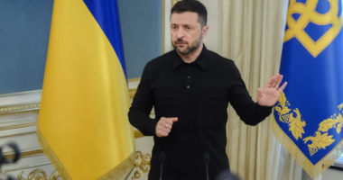 Zelensky viziton vijën e frontit mes skandaleve të korrupsionit në Kiev