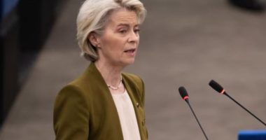 Von der Leyen: BE do të rrisë tarifat mbi naftën ruse