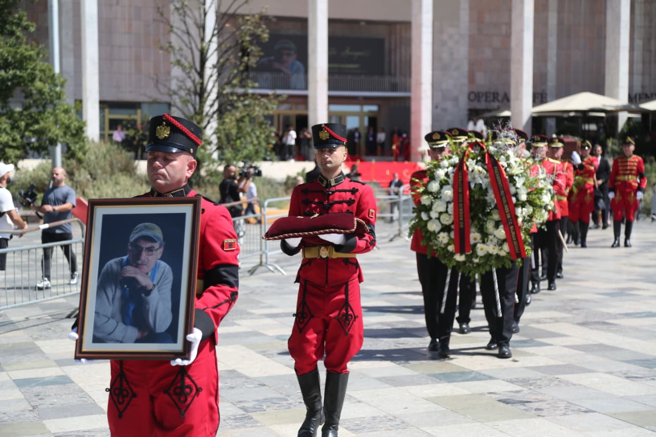 Lamtumirë mjeshtër Anagnosti! Homazhe dhe nderime për regjisorin e shquar shqiptar, ditë zie kombëtare
