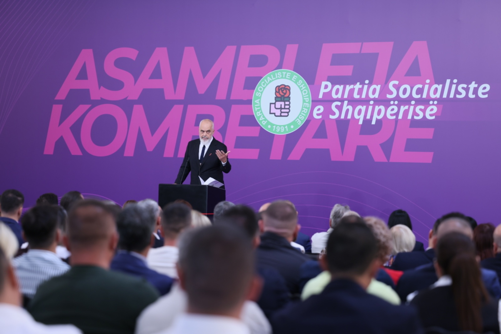 Qeveria e mandatit europian/ Rama shpall kabinetin: Shartim politik me emra të rinj