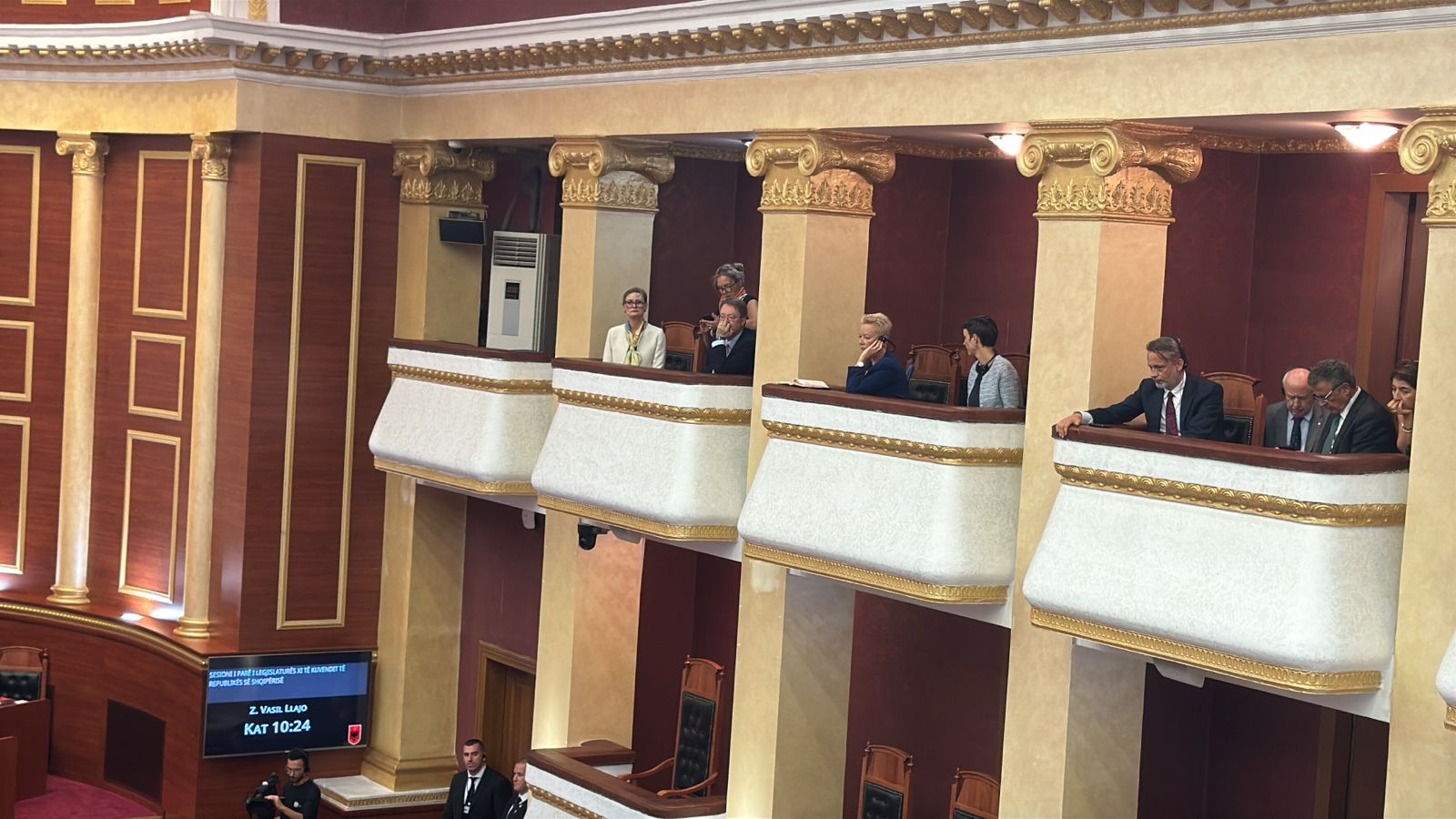 Nis legjislatura e re parlamentare/ Në sallë diplomatë të huaj dhe përfaqësues të klerit në Shqipëri