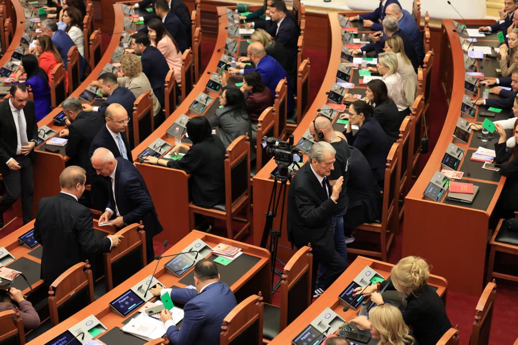 Miratohet struktura e re e Kuvendit/ Rregullorja ndryshon me 79 vota pro, opozita braktis seancën