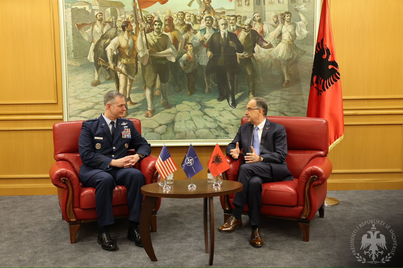 “Shqipëria i është mirënjohëse SHBA”, presidenti Begaj pret komandantin amerikan për Evropën