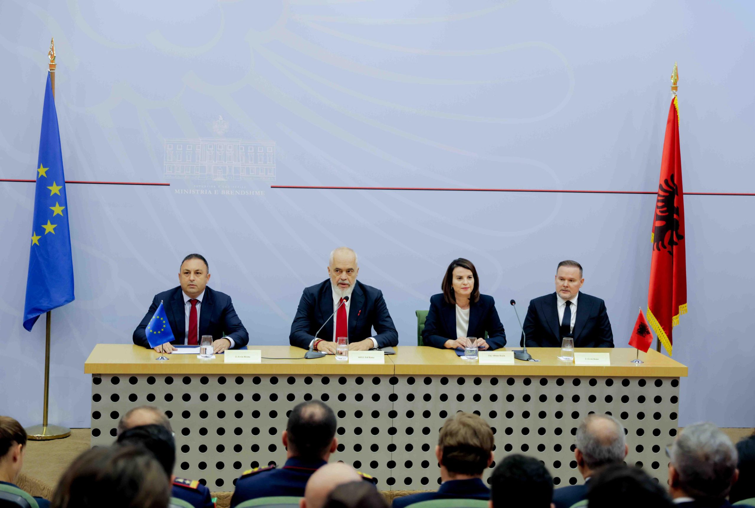 “Ministria e Brendshme jeton në orë tjetër”/ Nga gjendja civile te kompanitë e sigurimit, Rama: Një sërë problematikash në dikaster