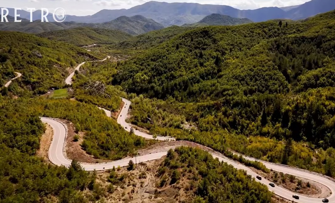 Rama: “Fiat Topolino” bashkon pasionin për makinat retro me kulturën dhe mikpritjen shqiptare