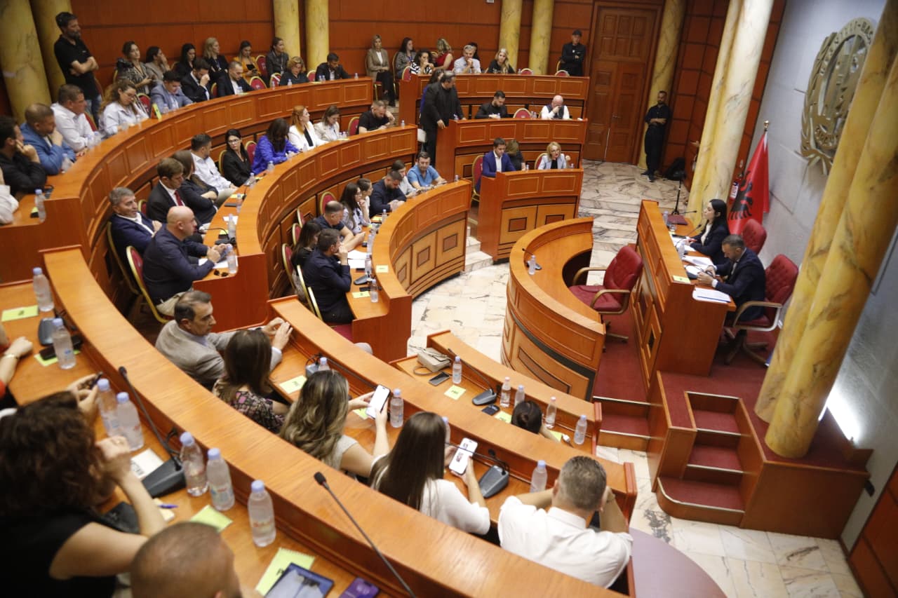 “Ky nuk është gjyq për Veliajn”/ Mbledhja e Këshillit Bashkiak, Fino: Dita për të marrë një vendim të domosdoshëm për Tiranën