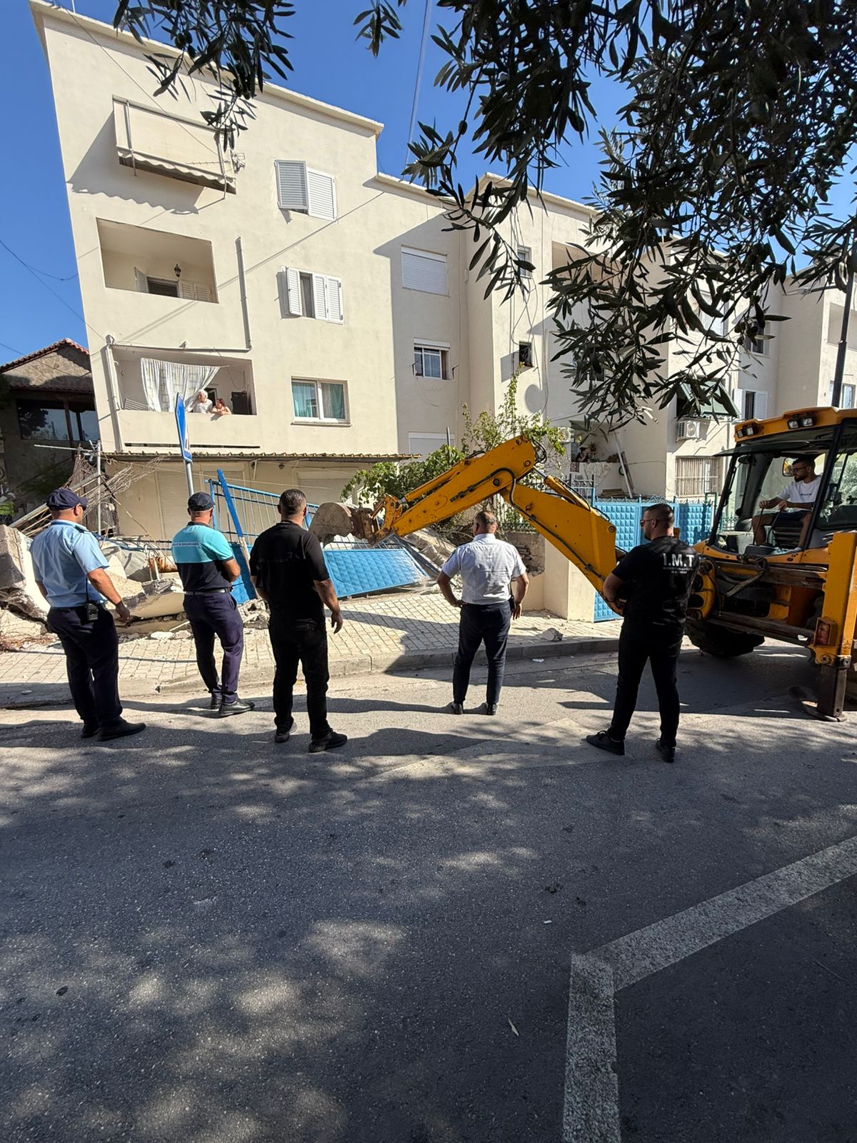 Aksioni për hapësirat publike, IMT zbarkon në Sarandë/ Hiqen rrethimet përreth pallateve