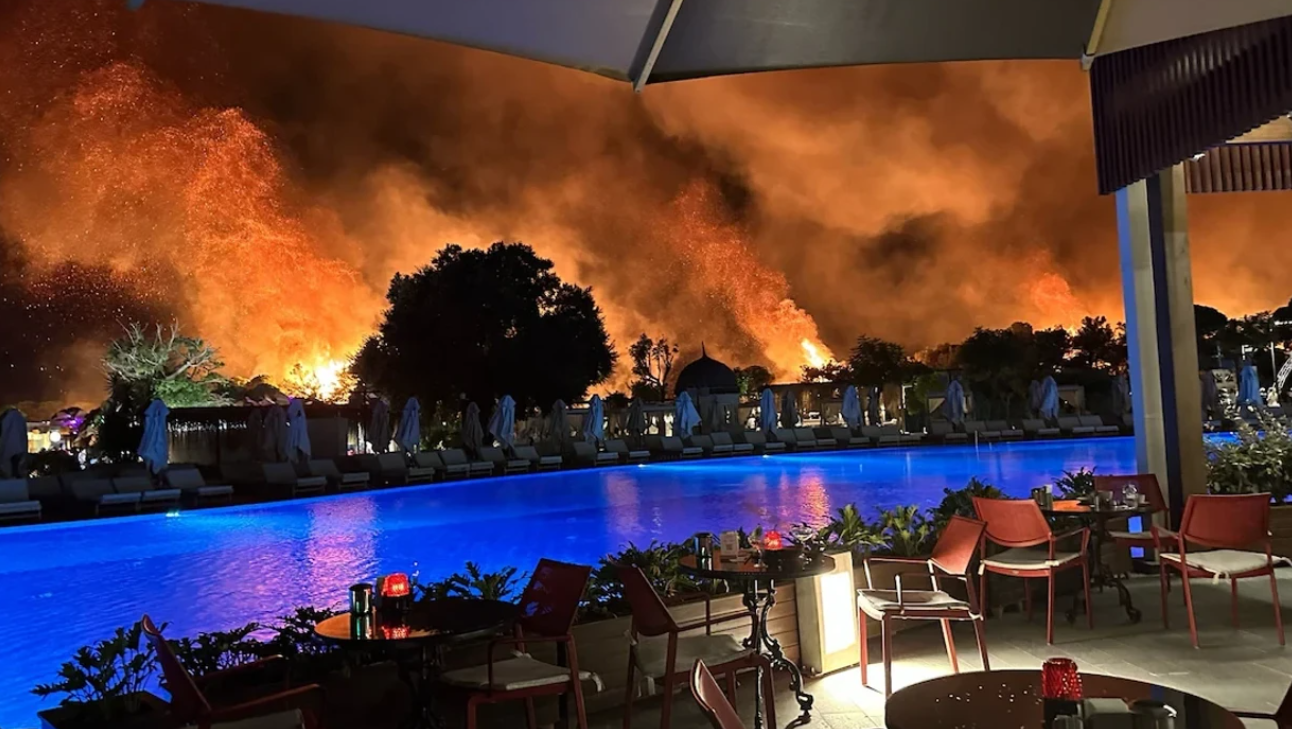 VIDEO/ Zjarr në Antalya, flakët i afrohen hoteleve, evakuohen turistët