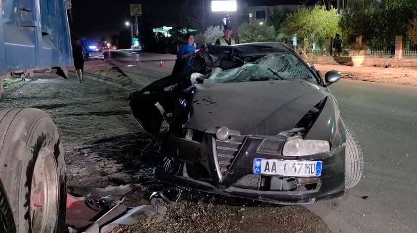 VIDEO/ Makina përplaset me kamionin e parkuar, dy të lënduar në Fier