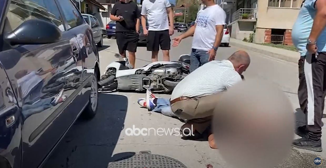 VIDEO/ Aksident në Gjirokastër, një person rrëzohet nga motori, plagoset rëndë