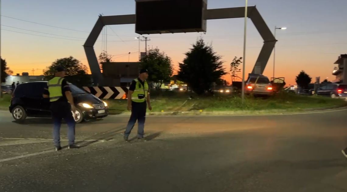 Aksident i rëndë në Shkodër, dy viktima/ Automjeti përplaset me reklamën në rrugë, humbin jetën babë e bir
