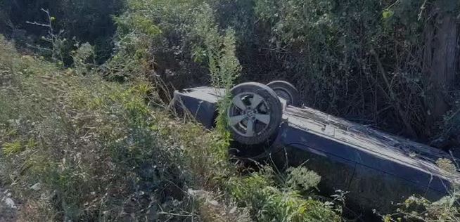 VIDEO/ Aksident në autostradën Thumanë-Kashar, shoferi humb kontrollin, makinë përmbyset në kanal