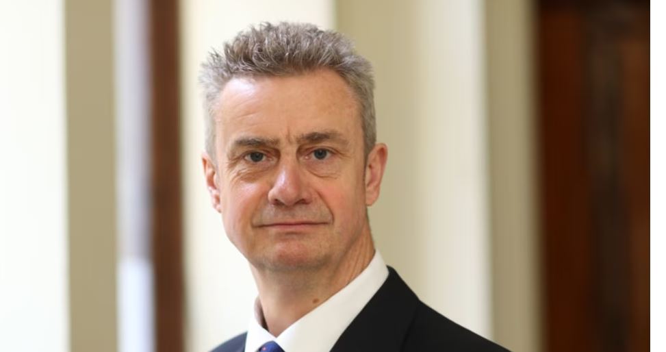 Konstituimi i Kuvendit/ Ambasadori britanik në Kosovë: Udhëheqësit politikë të respektojnë vendimet e Kushtetueses!