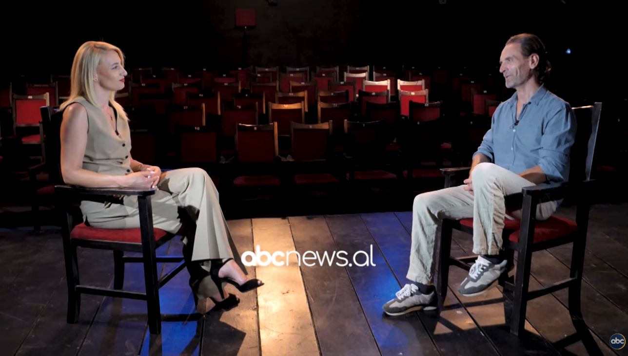 Arben Bajraktaraj, nga Bjeshkë në Hollywood: Oda e miqve, ngjizën dëshirën për teatrin dhe aktrimin