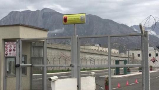 Kontrolle në burgun e Peqinit/ Të dënuarit Indrit Shaqja i gjendet celular në qeli