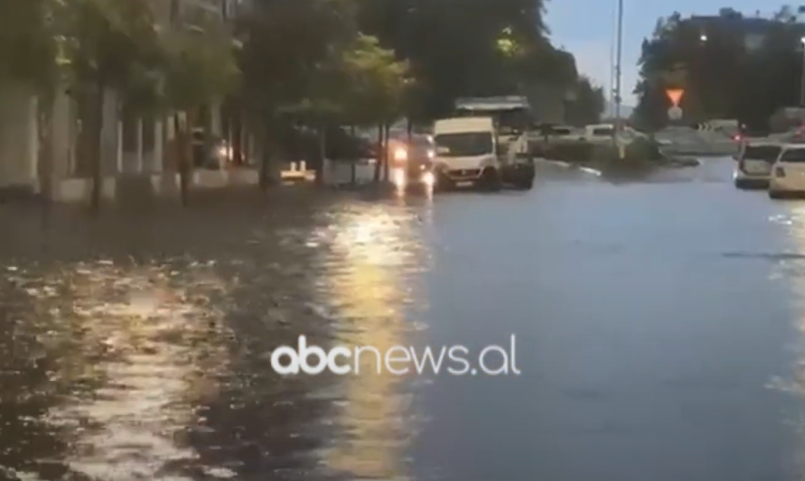 VIDEO/ Reshjet e dendura të shiut, përmbyten disa rrugë në Vlorë