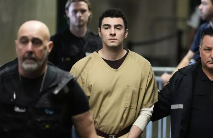 Mangione, bien akuzat për terrorizëm/ Vrasësi i CEO-s në SHBA del në gjyq
