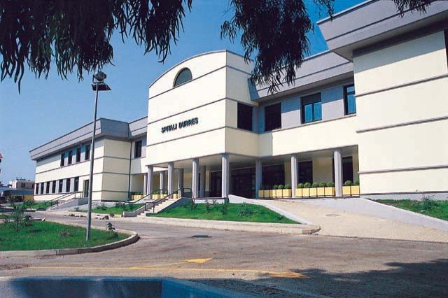 Durrës/ Shoqërohet vëllai i “Rrumit të Shijakut”, kanosi drejtorin e spitalit për t’i punësuar të afërmen