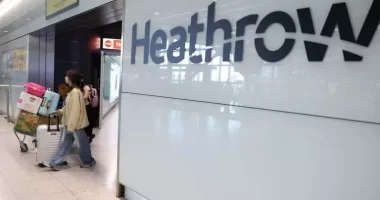 Dyshohet se u derdhën materiale të rrezikshme, evakuohet terminali i aeroportit ”Heathrow”