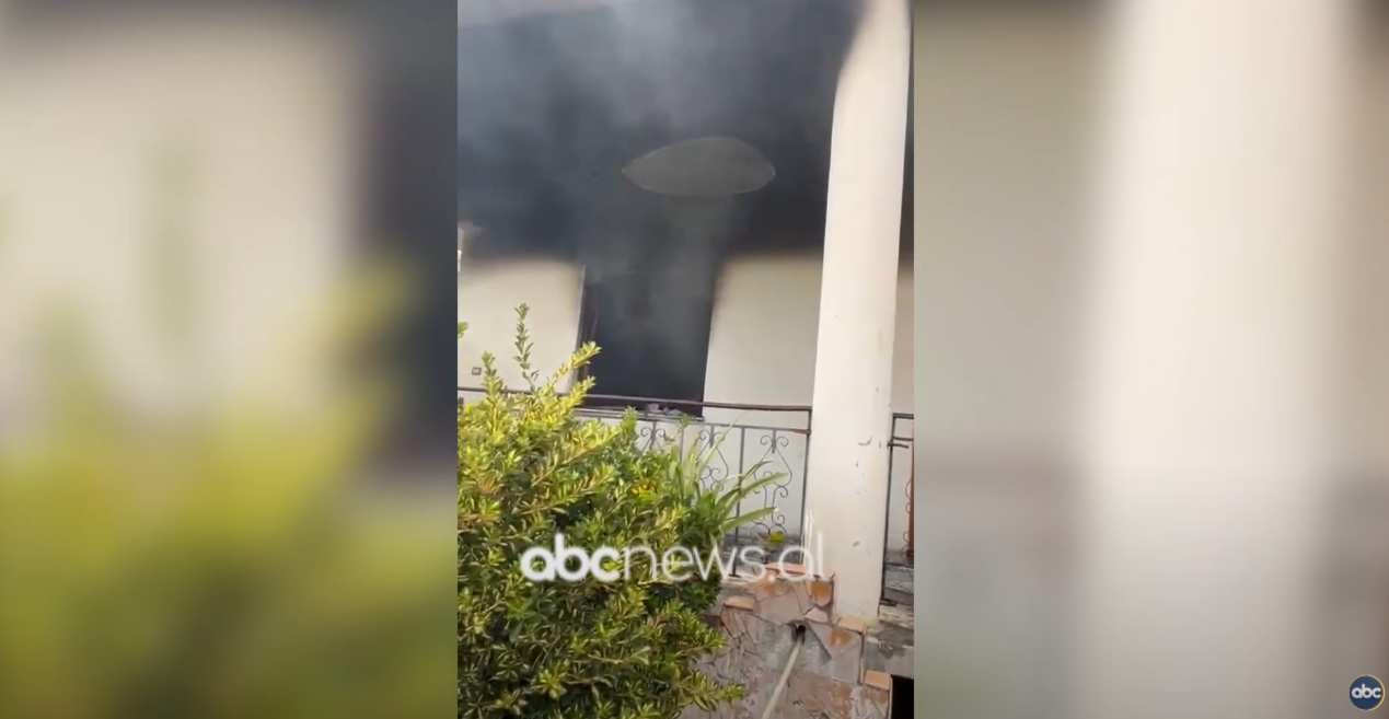 VIDEO/ Përfshihet nga flakët një banesë në Elbasan, ndërron jetë i moshuari