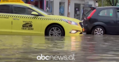 VIDEO/ Shi i dendur në Durrës, vështirësohet qarkullimi i automjeteve