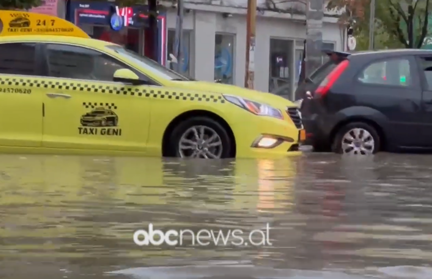 VIDEO/ Shi i dendur në Durrës, vështirësohet qarkullimi i automjeteve