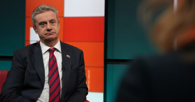 Ambasadori britanik: Ngërçi politik po e lë Kosovën pa zë ndërkombëtar, Kushtetuesja duhet të respektohet