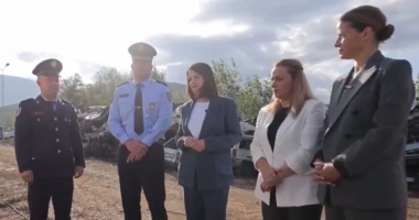 Lirimi i hapësirave publike/ Ministrja Koçiu inspekton një aksion për largimin e mjeteve në Kurbin