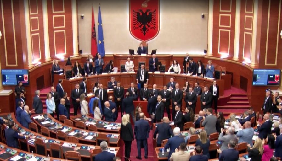 Bardhi, 10 ditë jashtë Kuvendit/ Përjashtim për dhjetë ditë edhe për Fidel Krekën