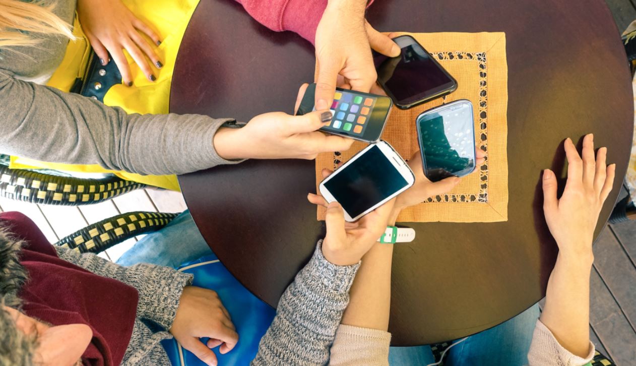 Vendi i parë në BE, Greqia i vendos kufizime të miturve për rrjetet sociale