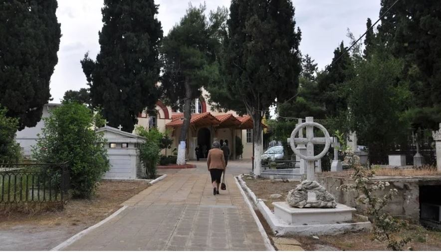 Plagosje në varreza në Greqi/ Shqiptari godet me lopatë grekun, shkak fyerja ndaj vajzës së mitur