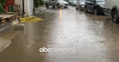 VIDEO/ Moti i keq, shira të dendura edhe në Lezhë. Përmbyten disa rrugë