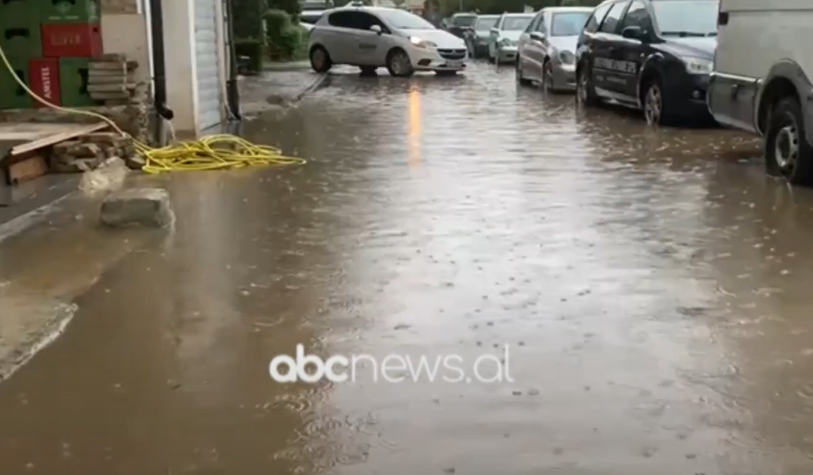 VIDEO/ Moti i keq, shira të dendura edhe në Lezhë. Përmbyten disa rrugë