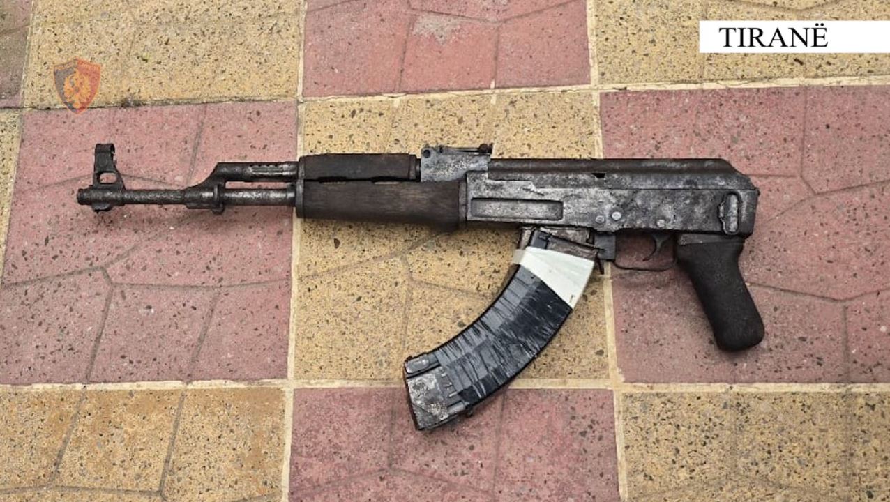 Parandalohet krimi në familje/ 44-vjeçari dhunonte gruan dhe vajzën, mbante armë në banesë