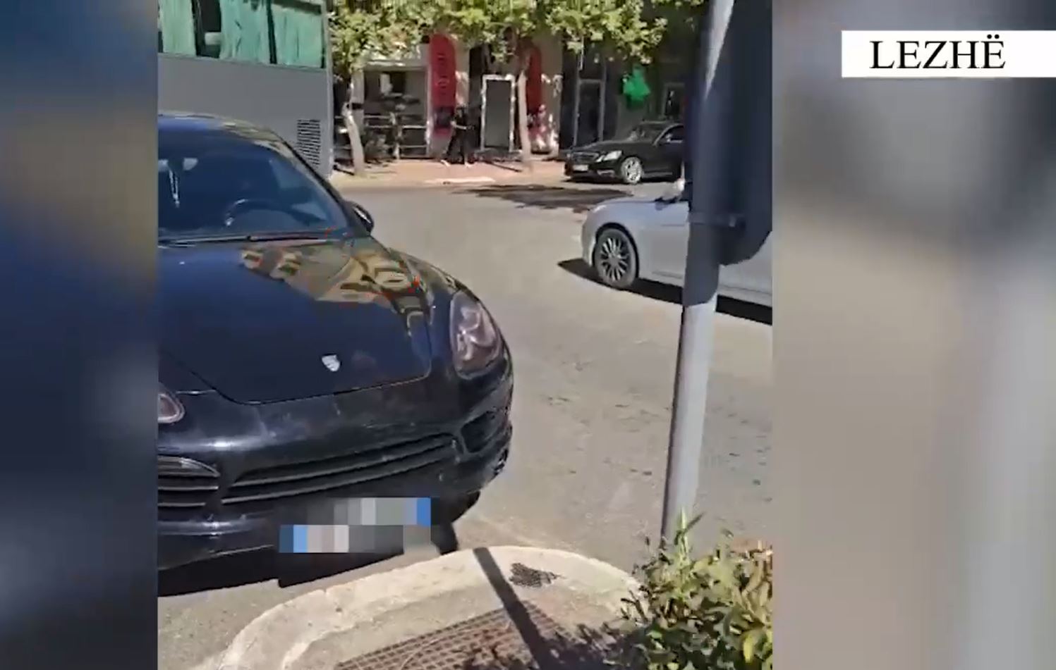 Pengoi qarkullimin duke parkuar në mënyrë të parregullt/ Lezhë, procedohet 30 vjeçari, bllokohet mjeti