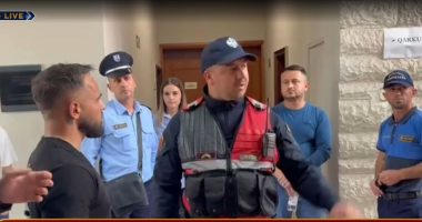 Incident në Këshillin Bashkiak Vlorë/ Një banor hyn me forcë në mbledhje, shoqërohet në polici