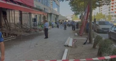 VIDEO/ Lirimi i hapësirave publike, vijon aksioni në Vlorë, hiqen tendat dhe karriget në rrugët dytësore
