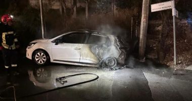 Digjet një makinë në Ksamil/ Mjeti me targa rumune ishte i parkuar